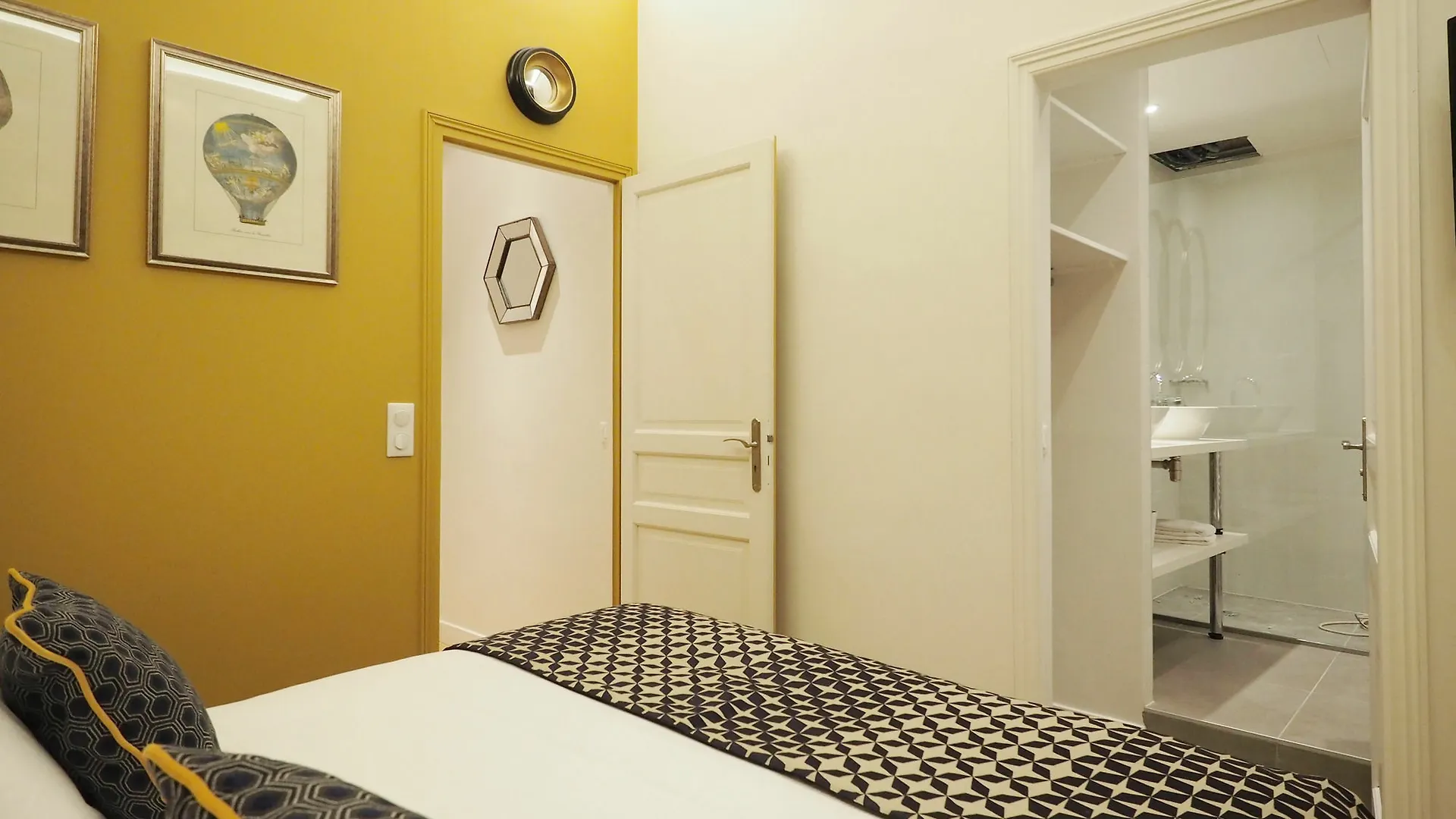 Apartment Louvre Opera Design Chicsuites Paris France